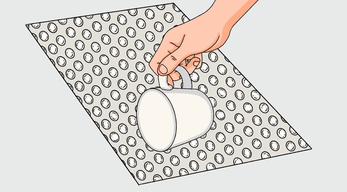 papel poliburbuja para envolver una taza